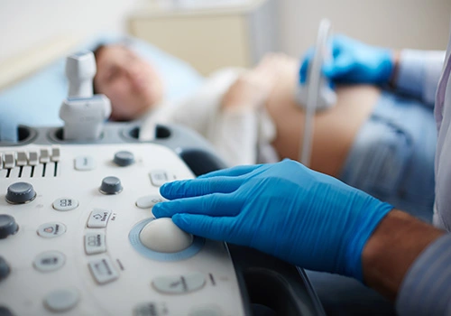 Médica fazendo ultrassom de graça em paciente